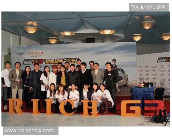 与足球巨星亲密合影 展现荣耀时刻与球场风采