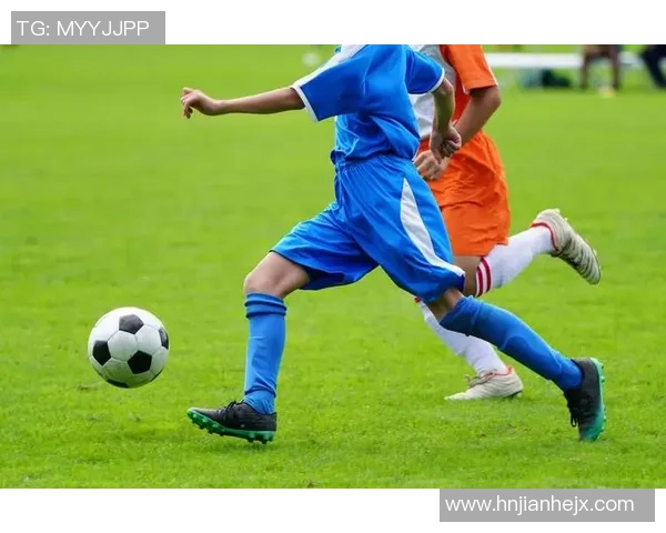 揭秘顶级球星日常训练全过程展现足球技艺与体能锤炼秘诀 揭秘顶级球星日常训练全过程展现足球技艺与体能锤炼秘诀