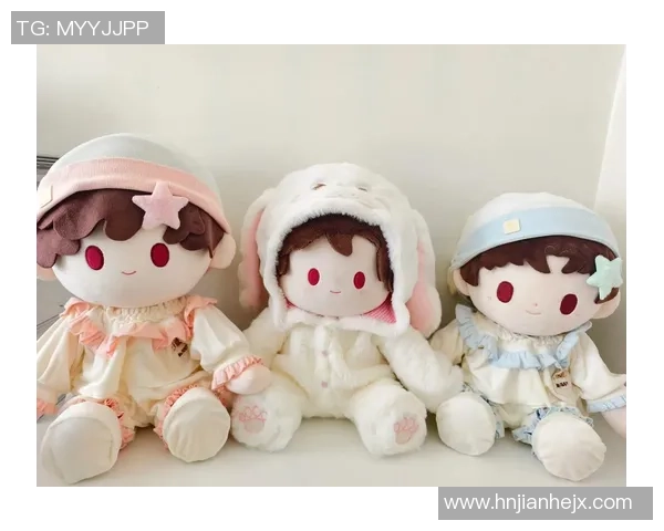 棉花娃娃化身绿茵球星演绎独特魅力与足球梦想结合